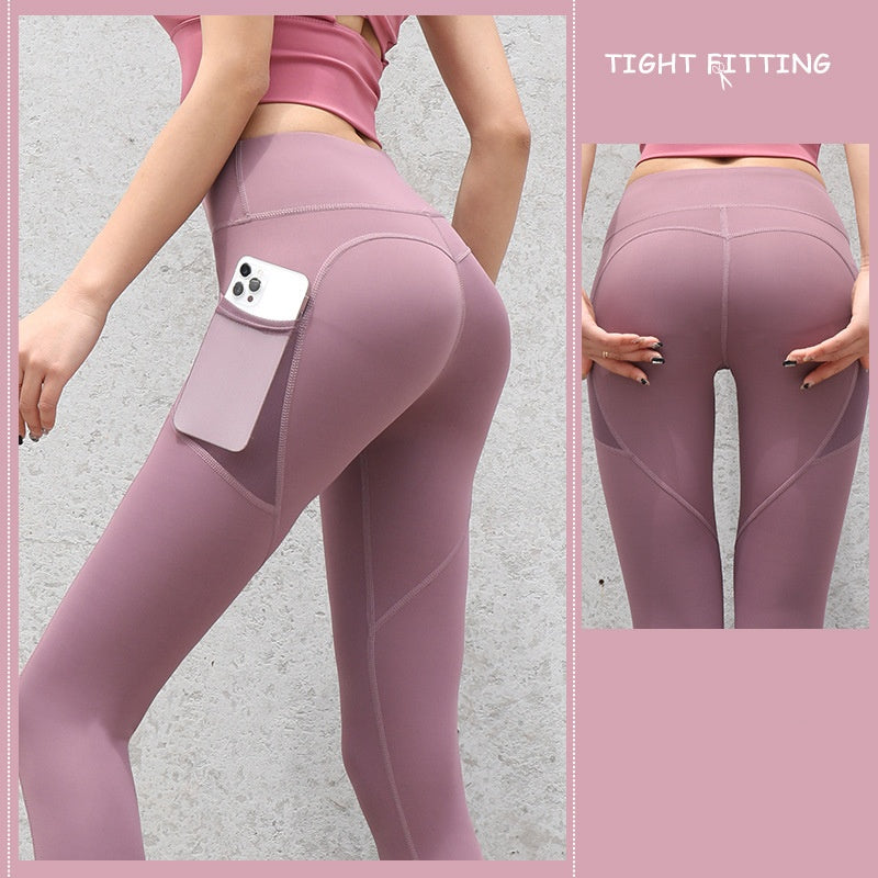 Leggings sportivi donna seamless con tasche, push up e vita alta. Perfetti per running, fitness e yoga. Tessuto elasticizzato, comodo e modellante.