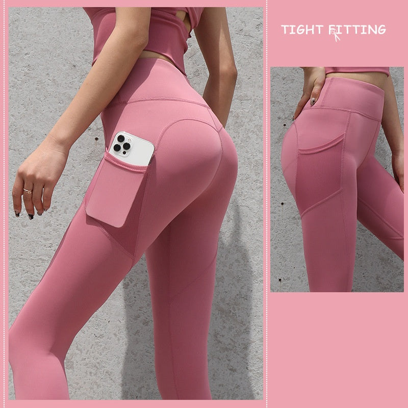 Leggings sportivi donna seamless con tasche, push up e vita alta. Perfetti per running, fitness e yoga. Tessuto elasticizzato, comodo e modellante.